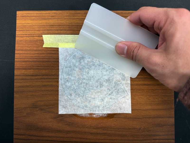 デカールステッカーインストールの貼り付け段階水をしごいて抜いている様子