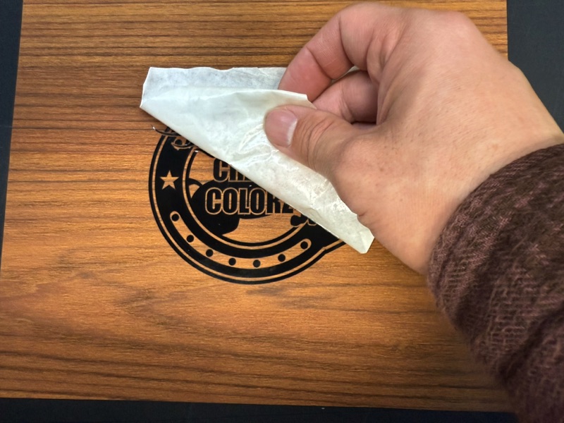 デカールステッカーインストール貼り付け後にアプリケーションフィルムをゆっくり剥がす様子