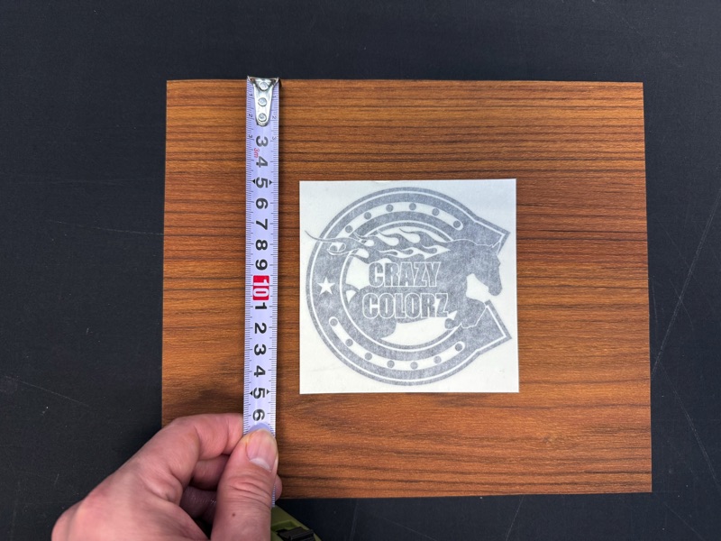 デカールステッカーインストールの位置を合わせる様子スケールを使っている
