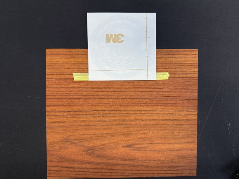 デカールステッカーインストールの貼り付け段階、シートをめくり反対にする