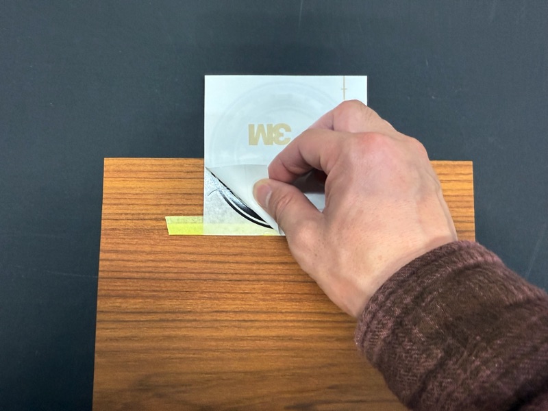 デカールステッカーインストールの貼り付け前裏紙をめくる