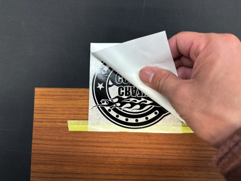 デカールステッカーインストールの裏紙をめくる様子の半分までめくったところ