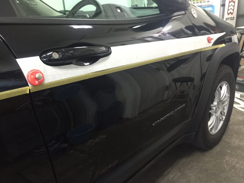 サイドデカールを貼るためにマグネットで固定している様子
