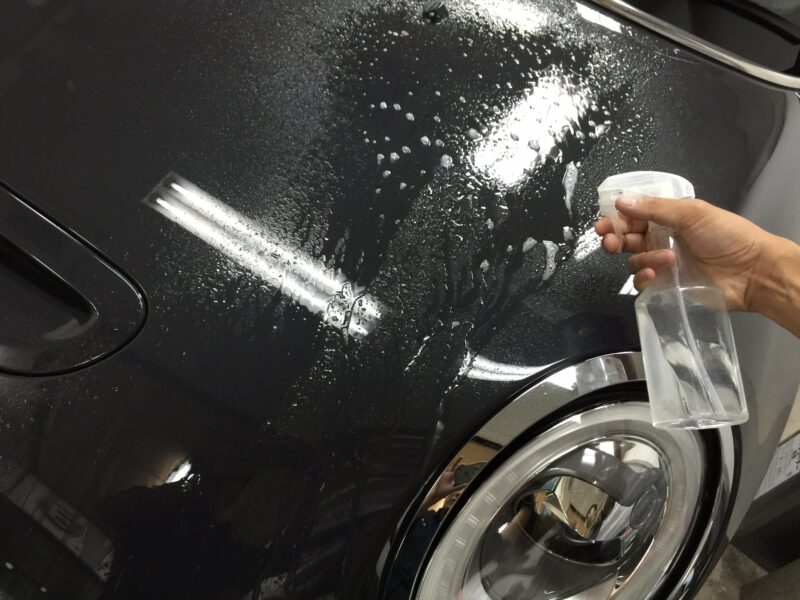 MINI R55,56,57 エンジンフードストライプインストール時ボディーに水溶液を吹きかける下準備