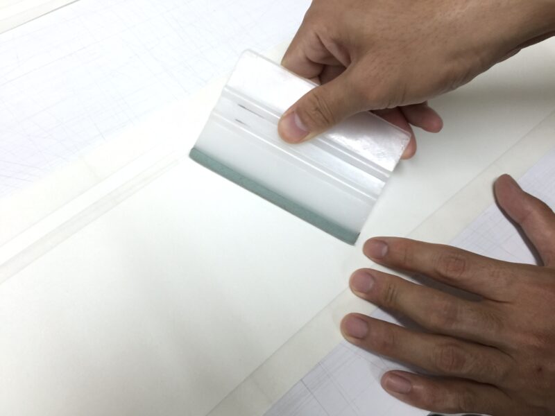 MINI R55,56,57 エンジンフードストライプインストール時の下準備スキージで抑える