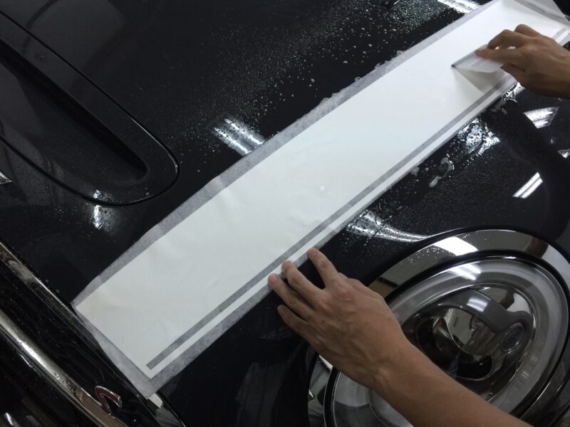 MINI R55,56,57 エンジンフードストライプインストール時スキージで扱く