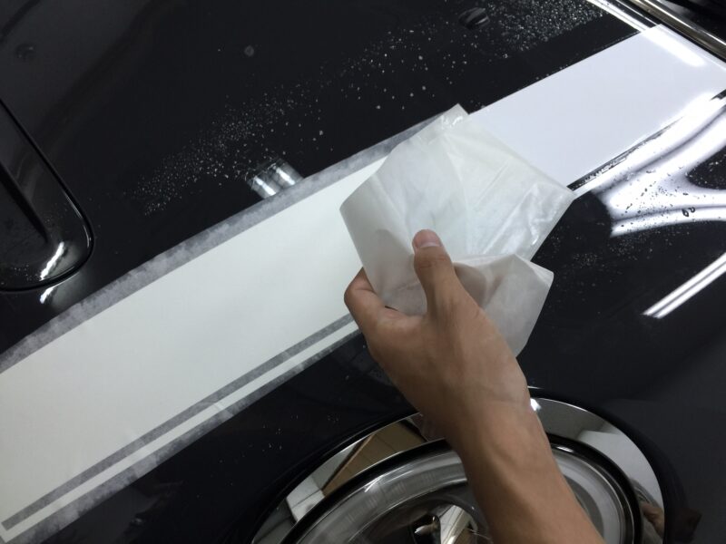 MINI R55,56,57 エンジンフードストライプインストール時アプリケーションフィルムを剥がす