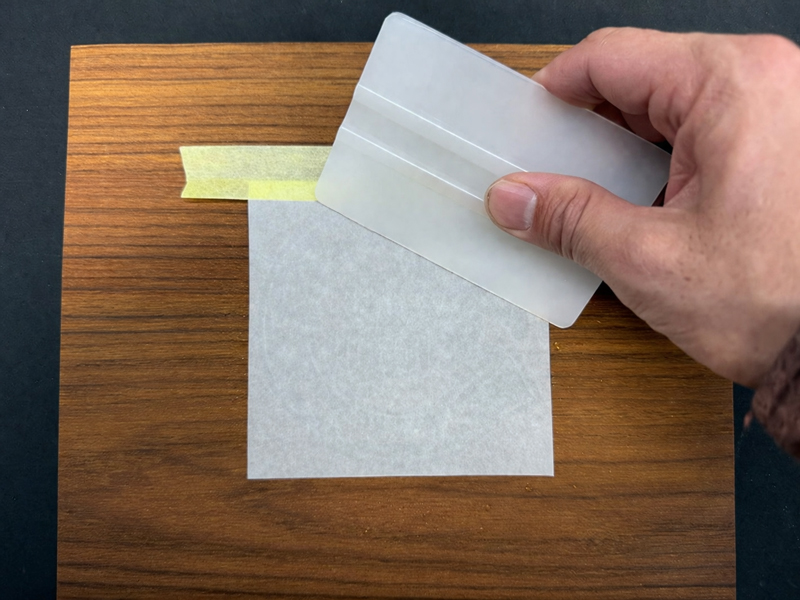 デカールのドライ貼りスキージで擦るようす