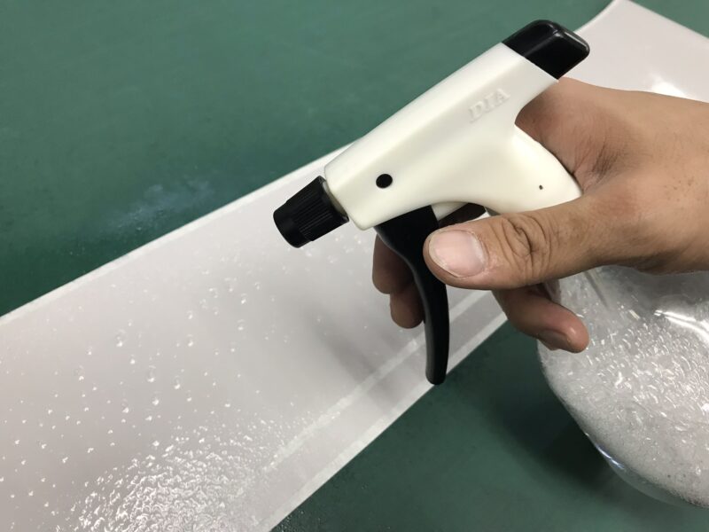 ミラジーノレーシングストライプのインストールマニュアルでシート側にも水溶液をかけている様子