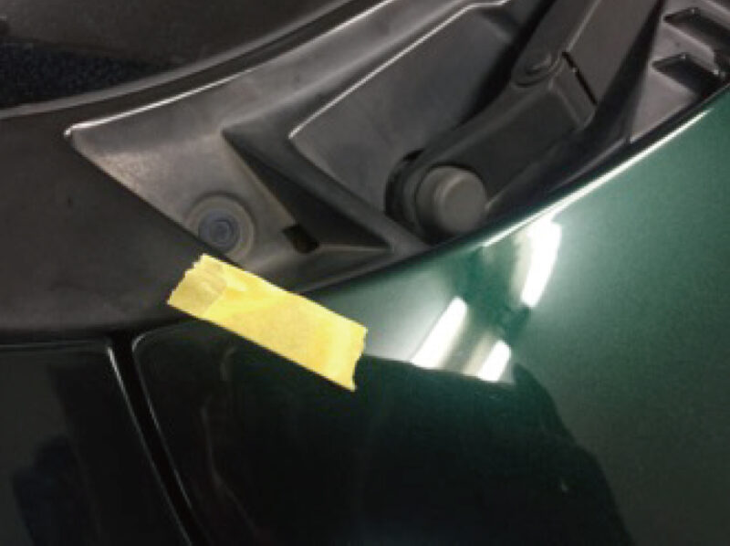 ミラジーノレーシングストライプのインストールマニュアルの位置だしをしているマスキングテープで位置だしすることで簡単に施工をする方法のイメージ