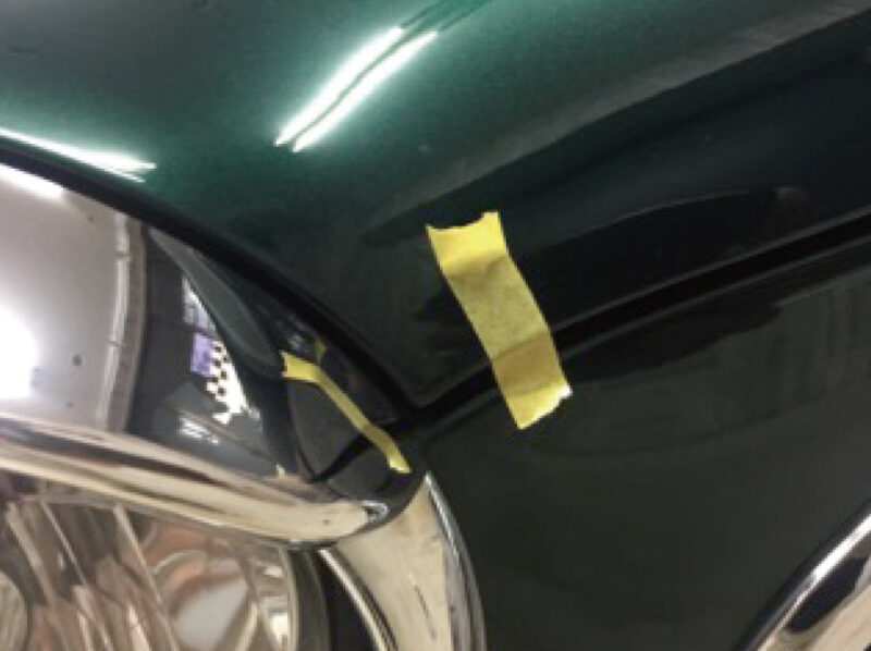 ミラジーノレーシングストライプのインストールマニュアルでストライプ位置を決めるためにマスキングテープで位置出しをしている