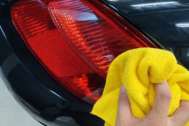 スモークフィルム貼り付け時の清掃の様子