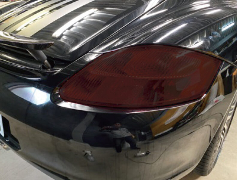 ポルシェのテールランプにスモークフィルムをラッピングしている様子