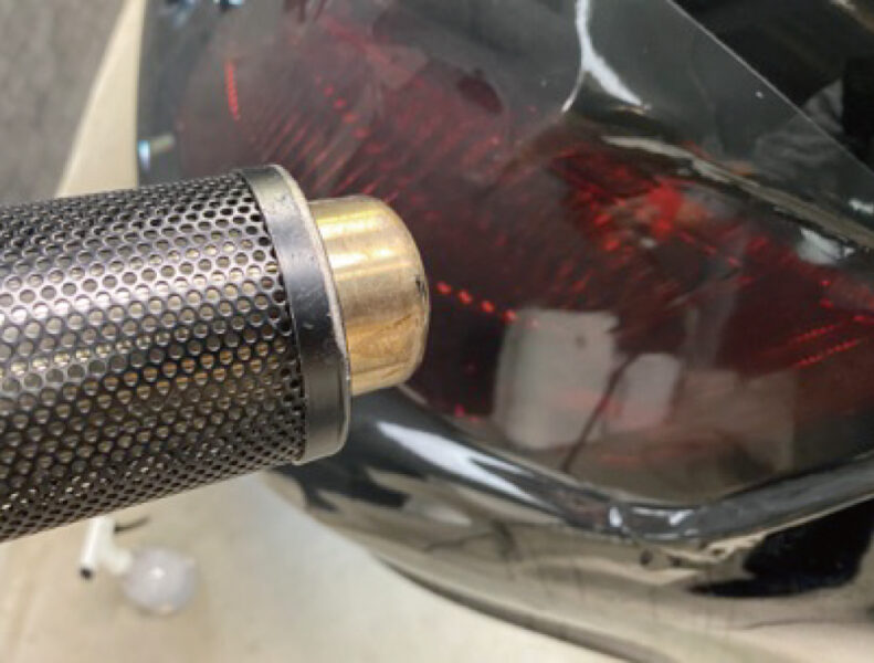 スモークフィルムをヒートガンで温めながらラッピングしている様子