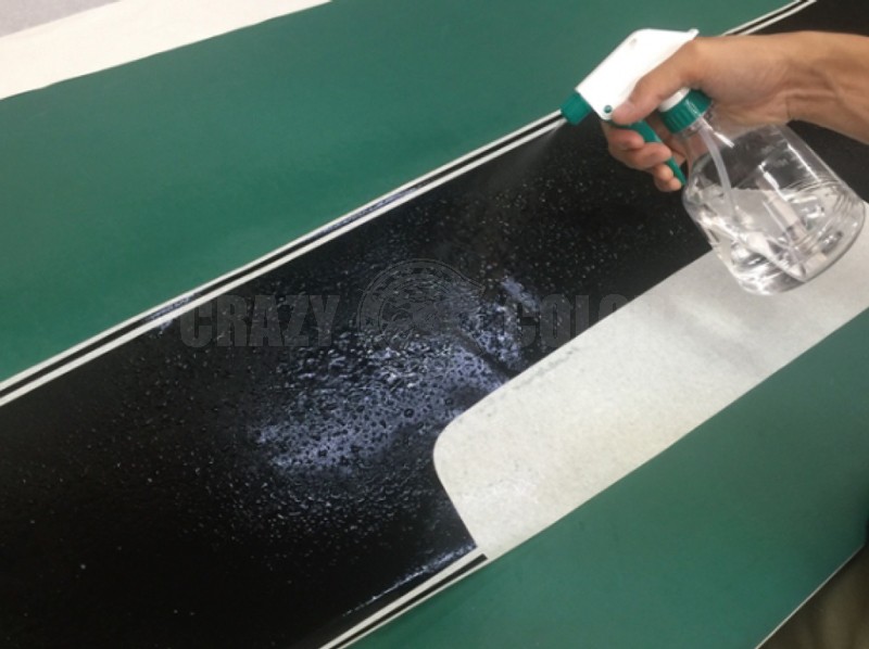 ストライプ＆デカールを施工する前にフィルム側に水溶液をかける