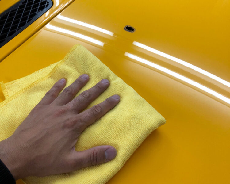 Fjクルーザーボンネットデカールインストールの下準備清掃