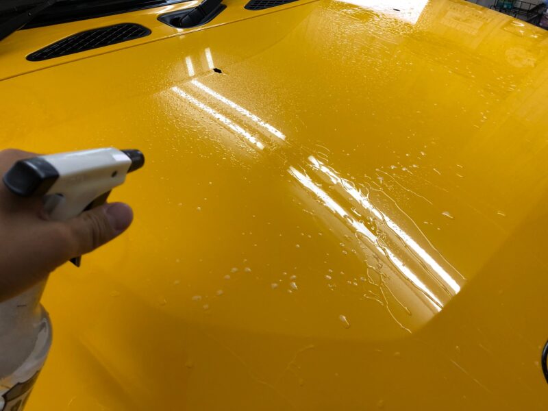 Fjクルーザーボンネットデカールインストール 施工面への水溶液の散布