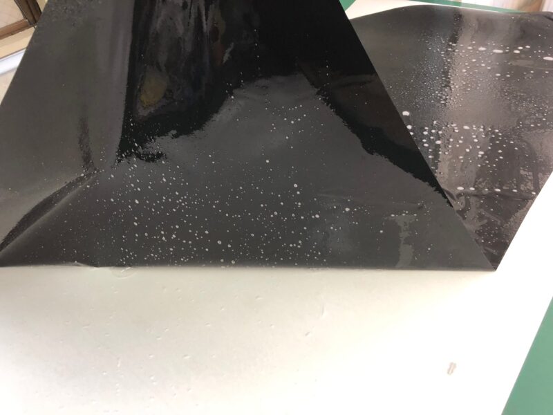 FJボンネットデカールインストール時両面に水溶液をかけている