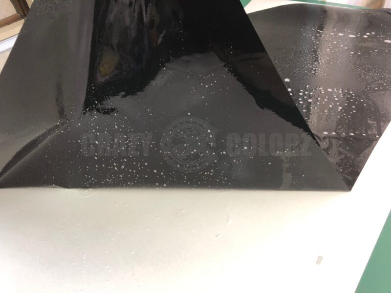 FJボンネットデカールインストール時両面に水溶液をかけている