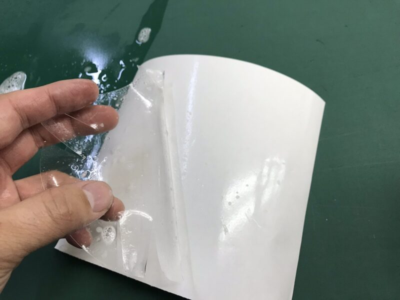 ドアノブプロテクション施工前にノリ面を濡らす