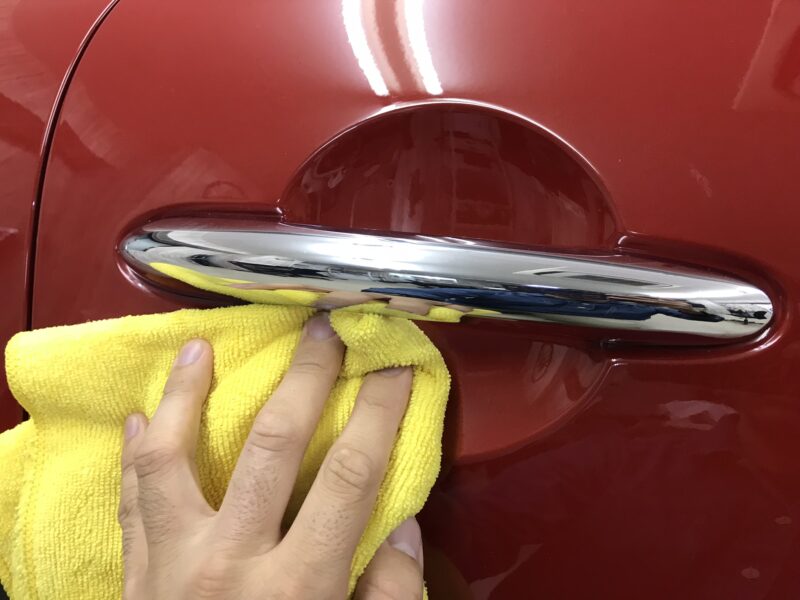 ドアノブプロテクションを貼る前の下準備で清掃している