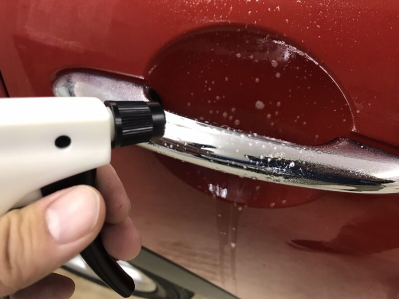 ドアノブプロテクションを貼る車を濡らしておく下準備