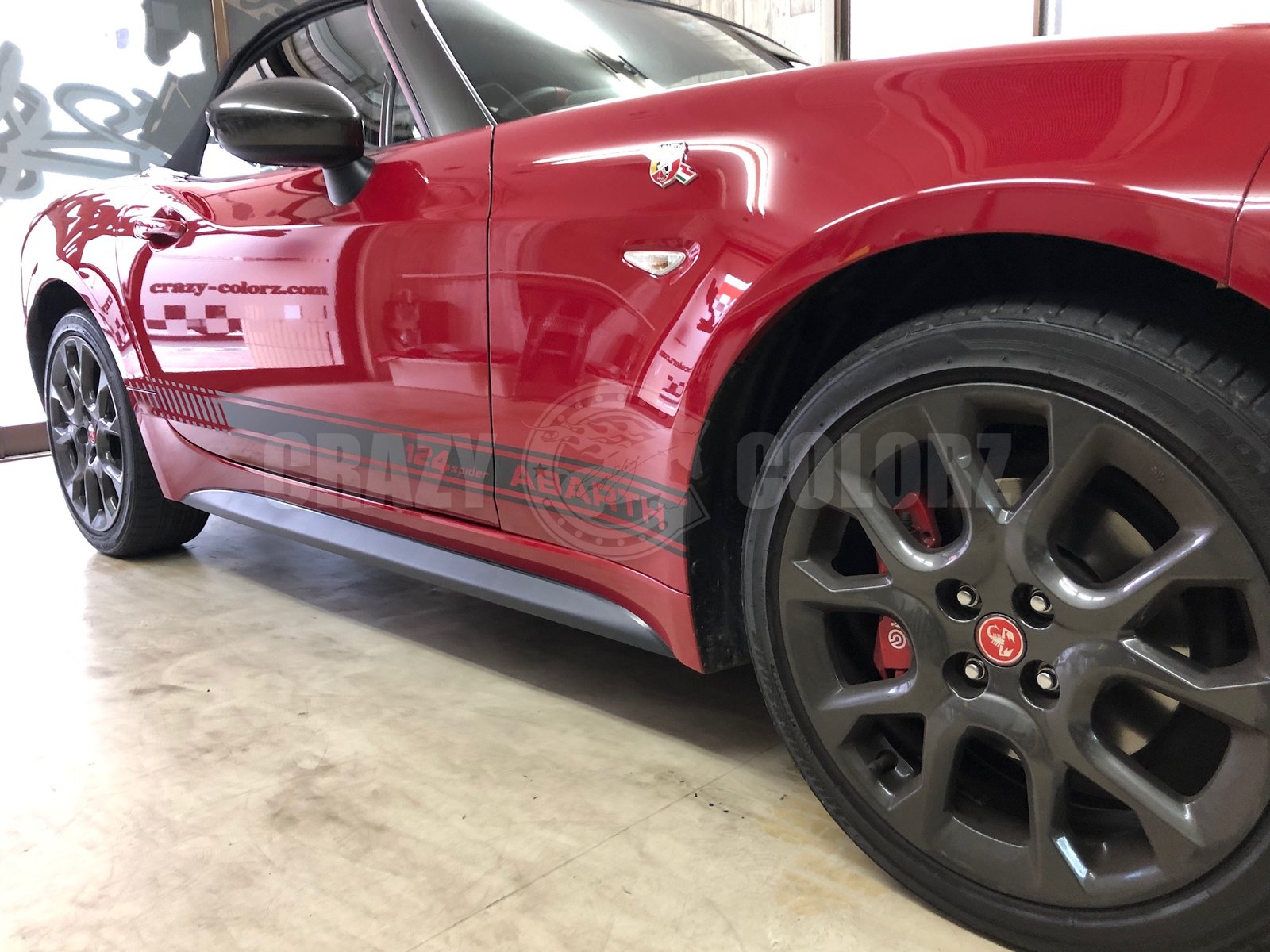 124 spider ABARTHのサイドグラフィックを施工したアバルト124スパイダー