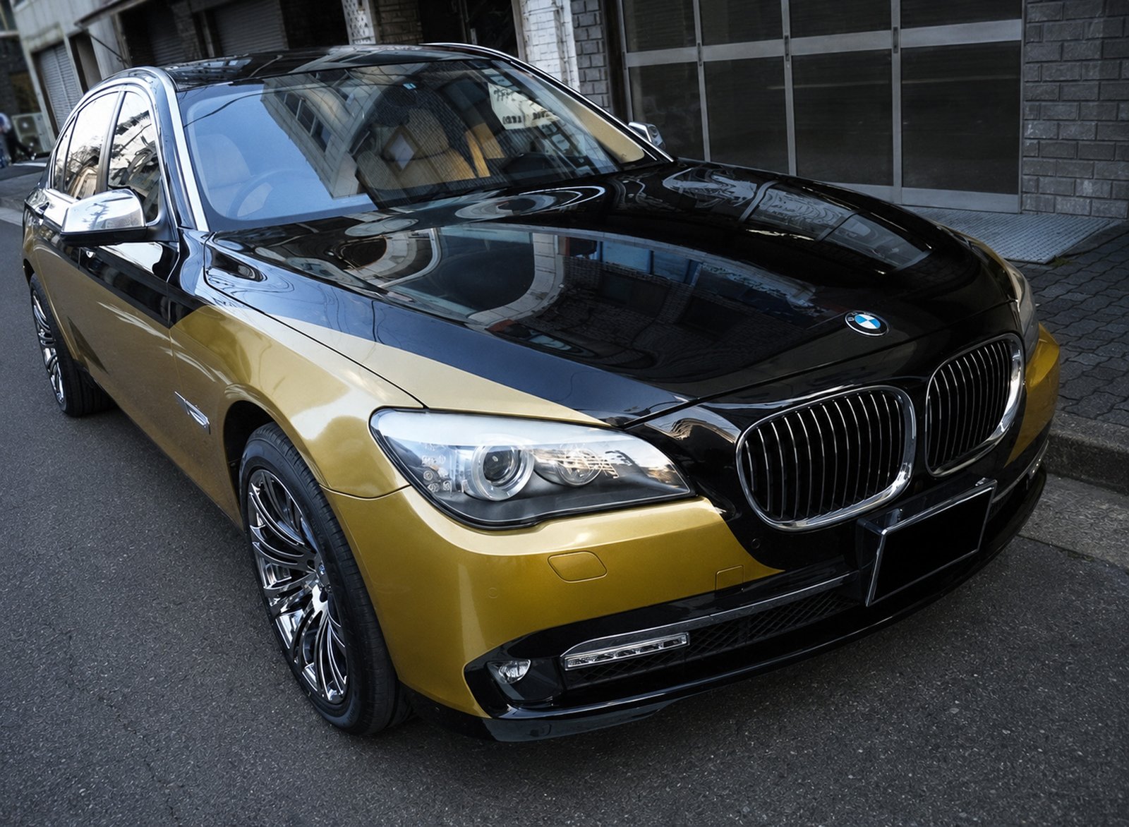 BMW 7シリーズ F01 ブラック×ゴールド ツートンラッピング完成車