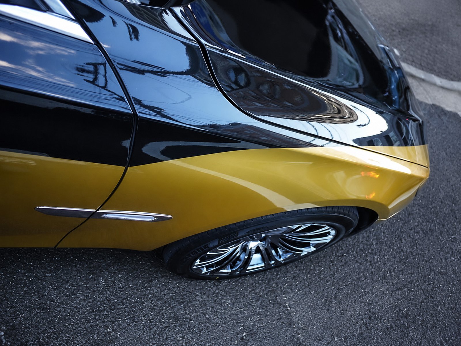 BMW 7シリーズ F01 リアクォーターパネルのツートン境界