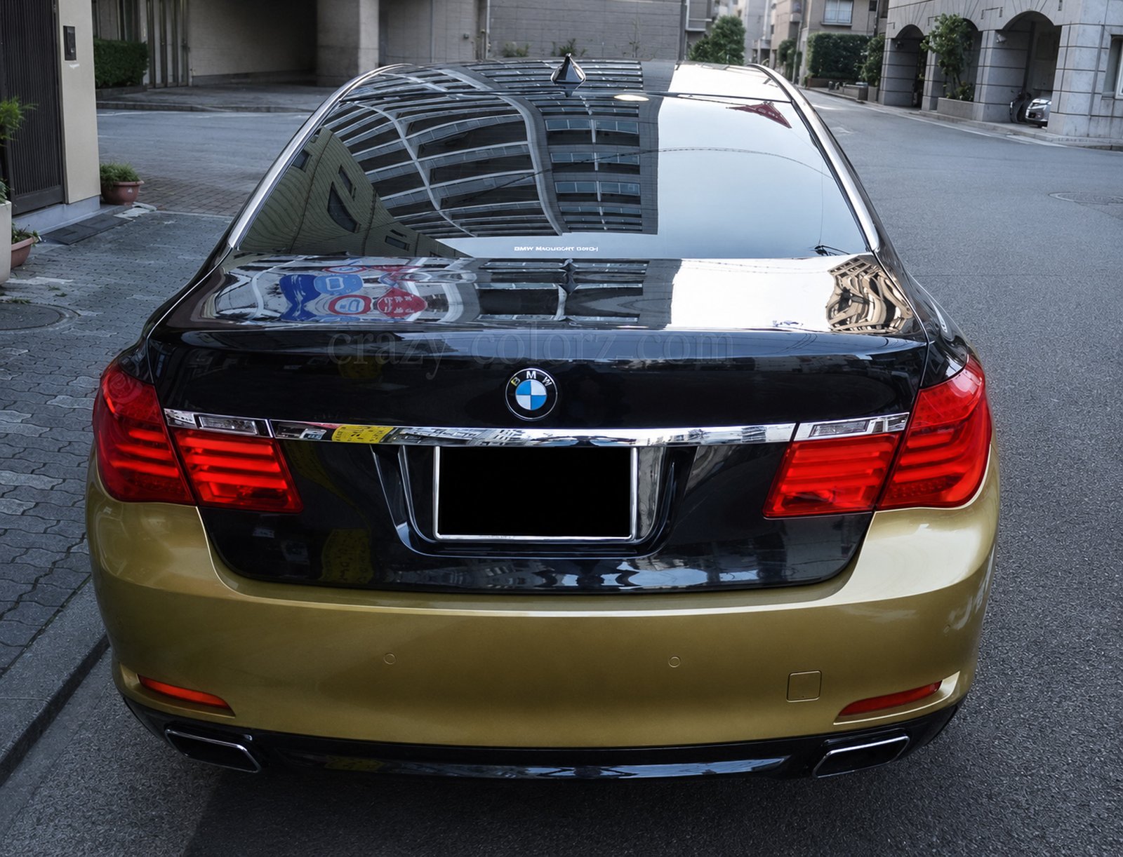 BMW 7シリーズ F01 ブラック×ゴールドのリア正面