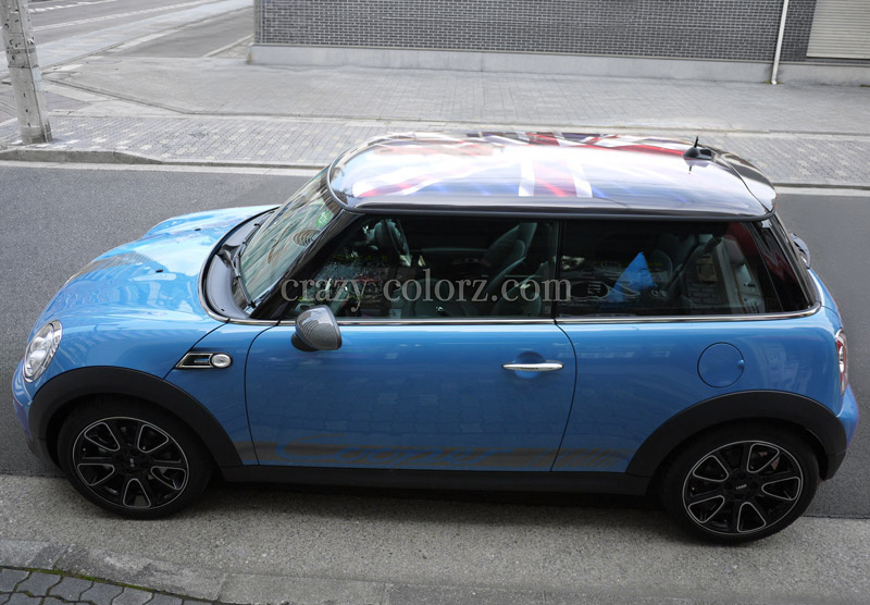3Dユニオンジャックルーフとグレーのカレラフォントサイドストライプを施工したMINI COOPER S F56
