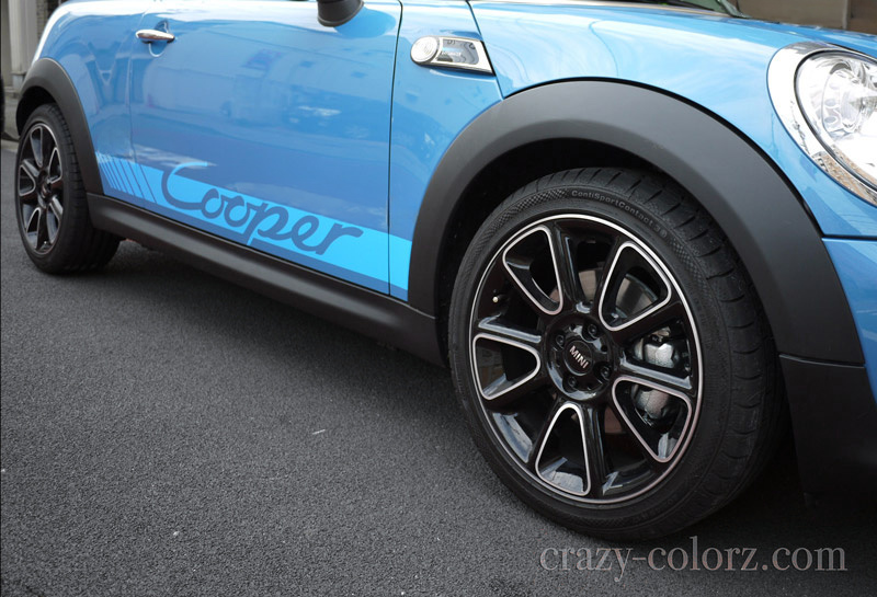MINI F56のサイドへ施工した水色のカレラフォントレターストライプ