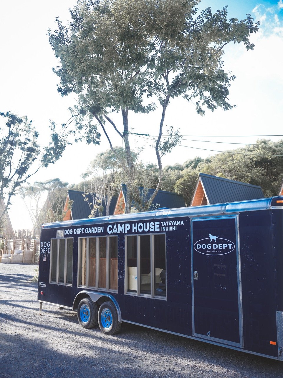 DOG DEPT CAMP HOUSE TATEYAMA INUISHI 文字ロゴ 車両マーキング施工