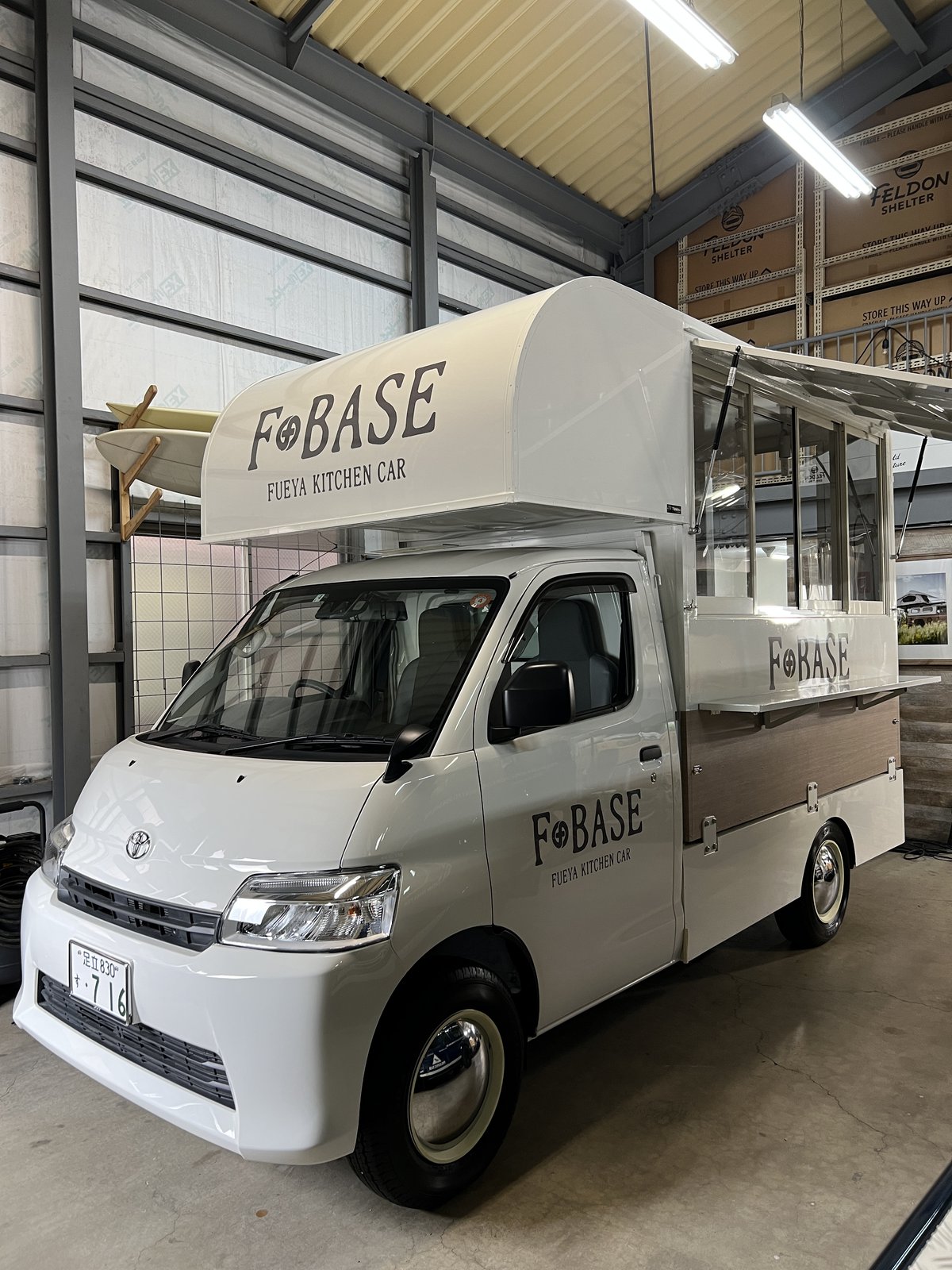 F+BASE キッチンカー ウッド 掠れ文字 マーキング 全体 東京