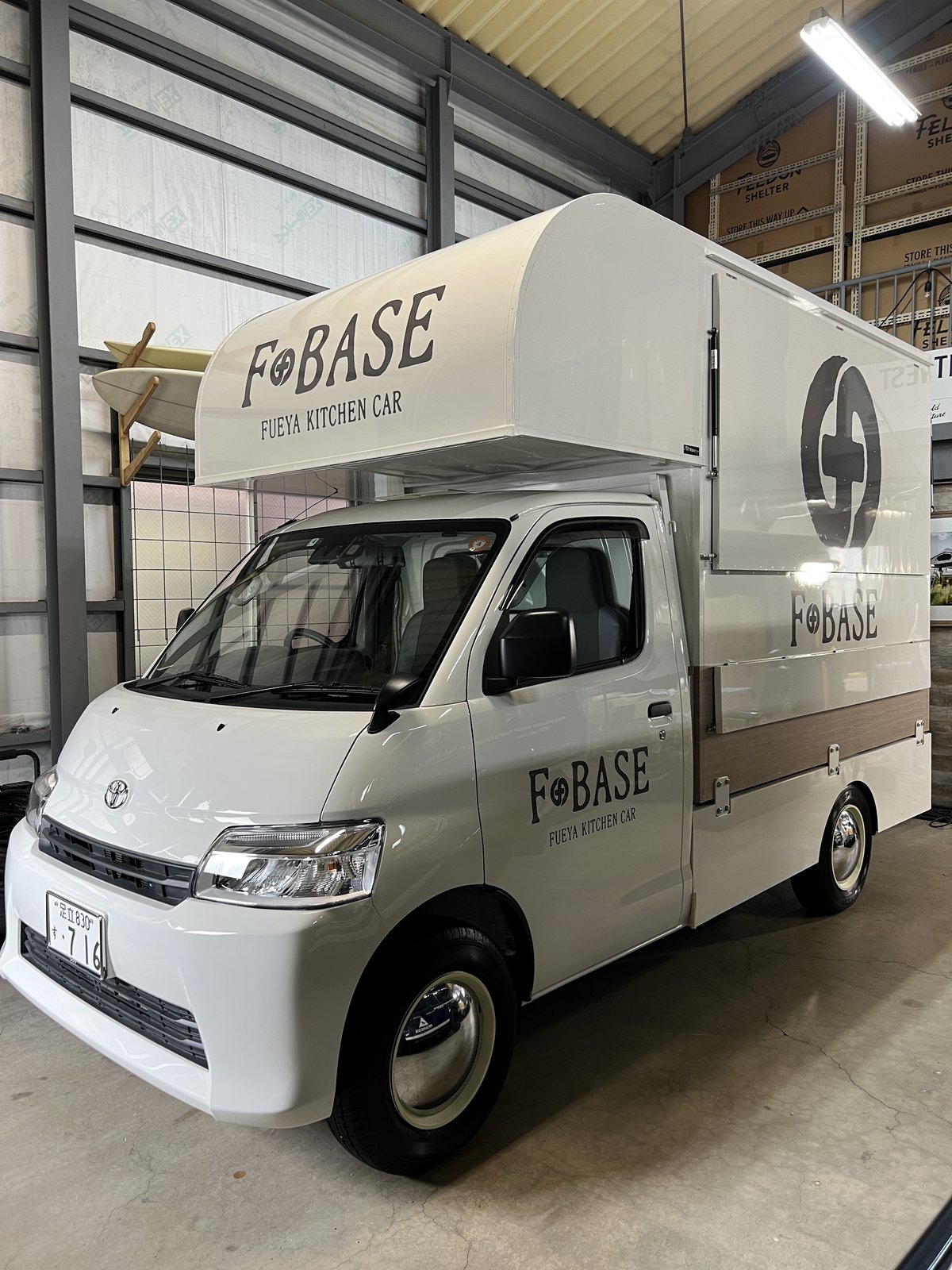 F+BASE キッチンカー ロゴ 掠れ文字 木目パネル 東京