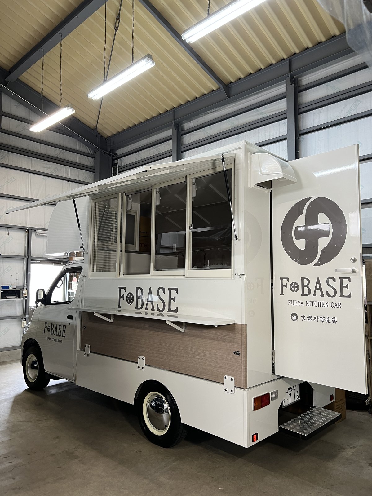 F+BASE キッチンカー 販売窓 内装ウッド 施工 東京