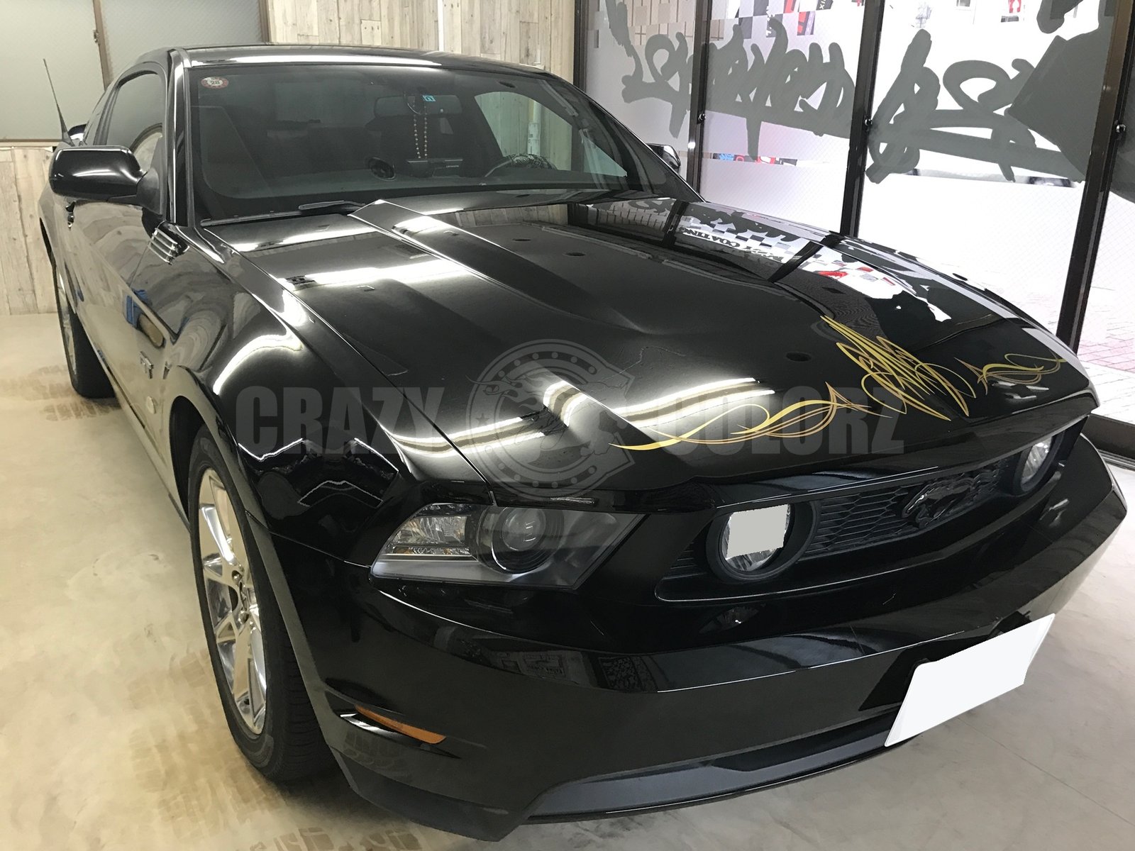 ゴールドのピンストライプを施工したフォード マスタングGT