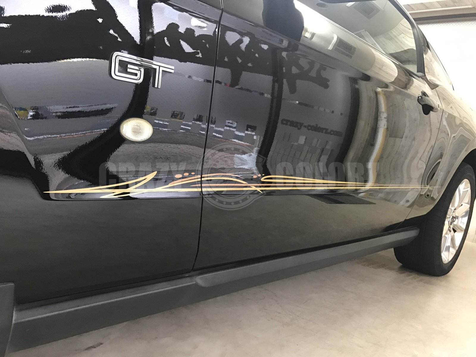 フェンダーからドアへゴールドのピンストライプを施工したマスタングGT