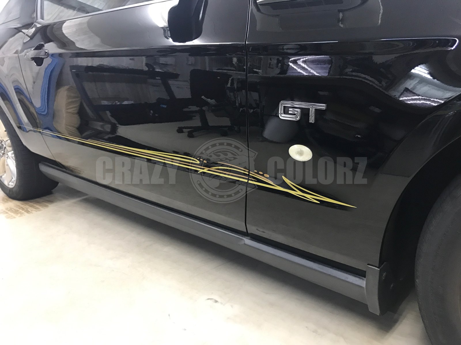 GTエンブレム下へピンストライプを施工したフォード マスタングGT
