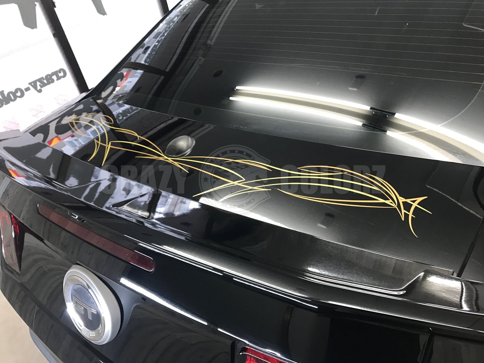 トランクへゴールドのピンストライプを施工したマスタングGT