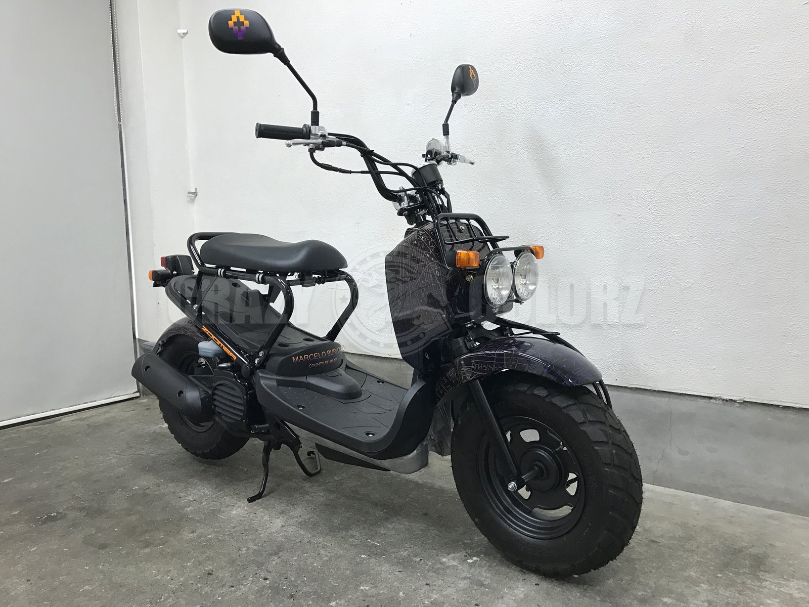 Marcelo Burlonのグラフィックラッピングを施工したホンダ ズーマー