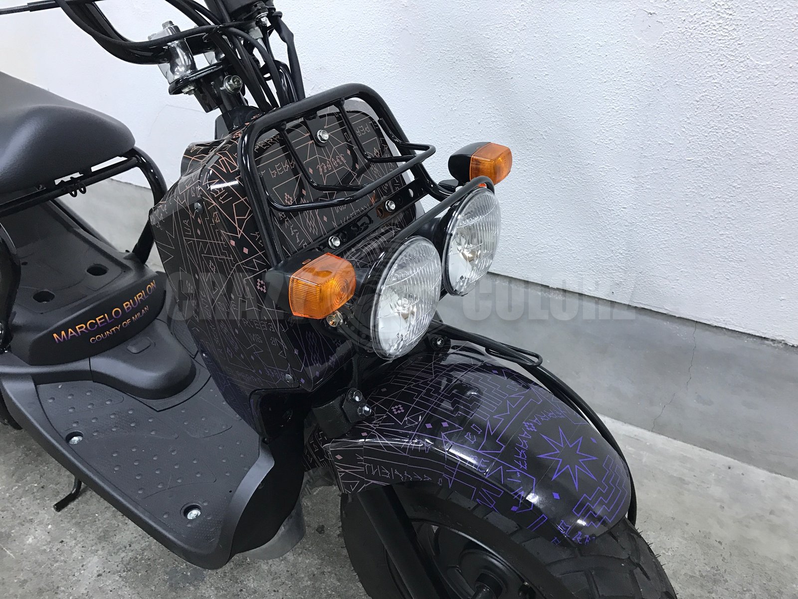 Marcelo Burlonのグラフィックを施工したホンダ ズーマーのフロントカバー