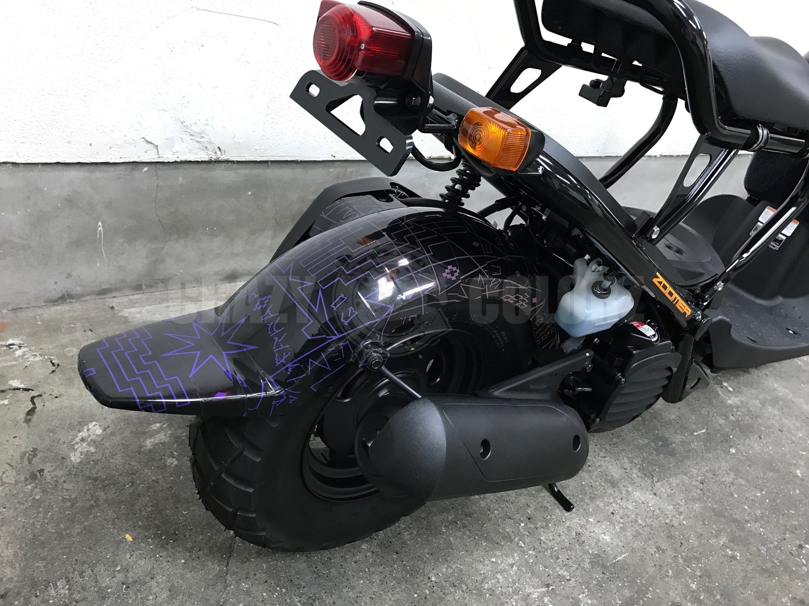 Marcelo Burlonのグラフィックを施工したホンダ ズーマーのリアフェンダー