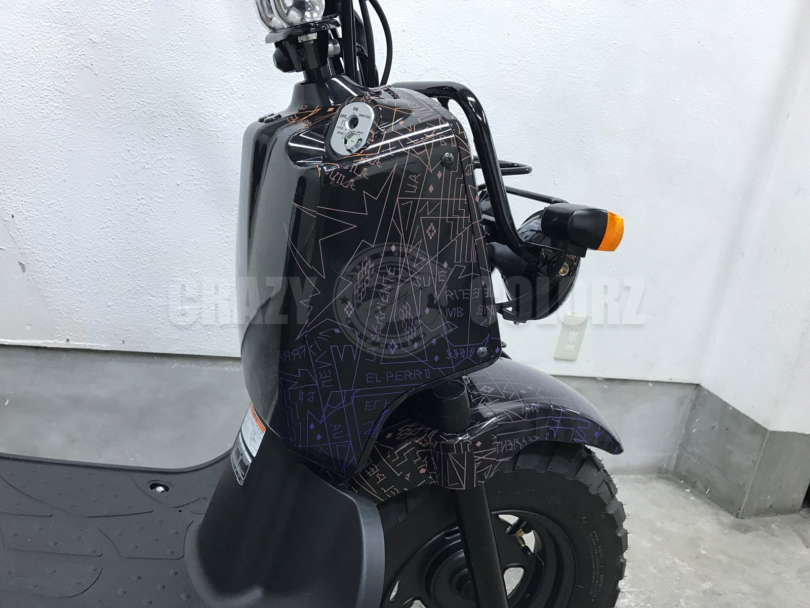 支給データをパーツ形状に合わせて施工したホンダ ズーマーのフロント部分