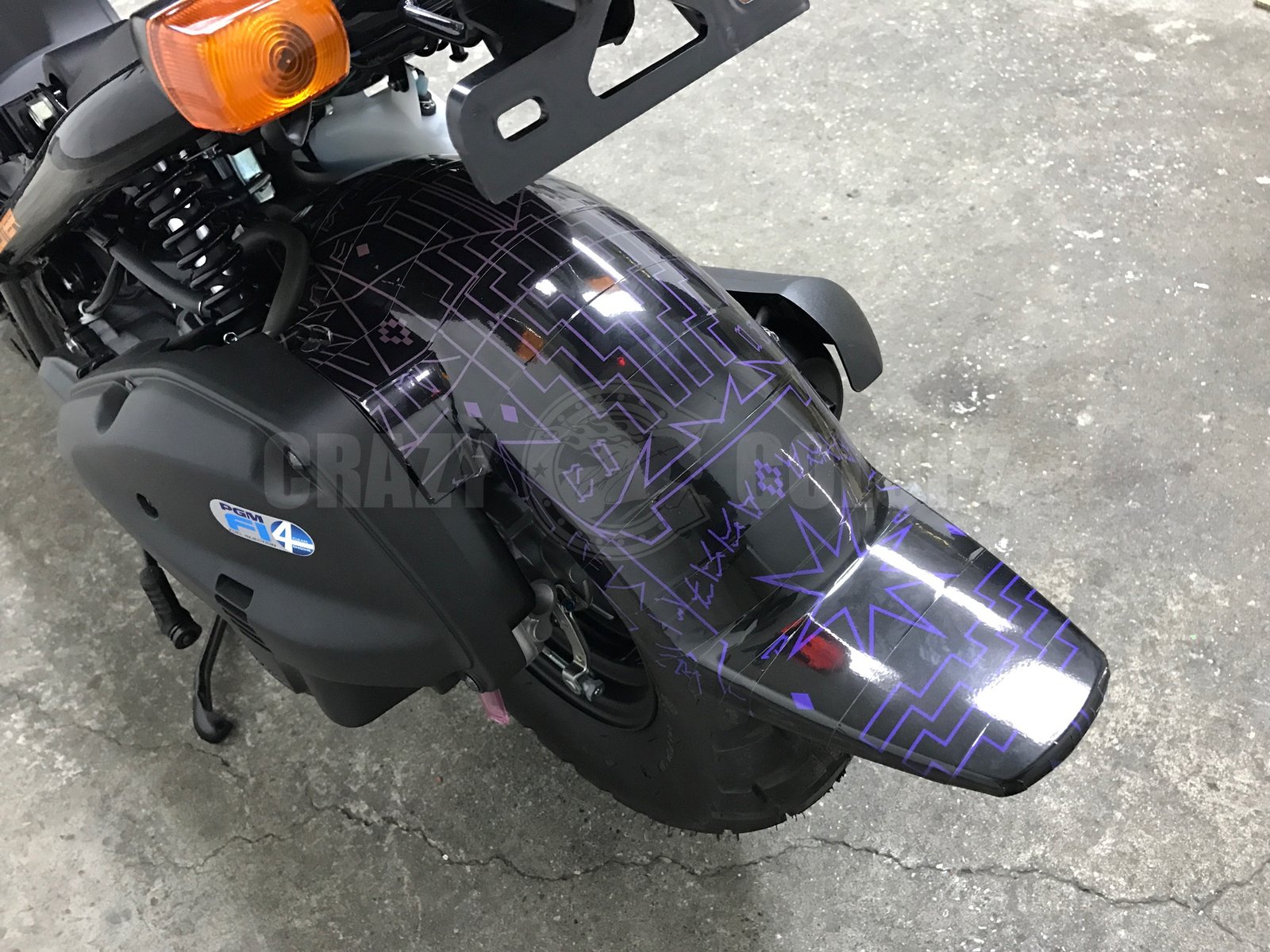パープルのラインと記号を施工したホンダ ズーマーのリアフェンダー