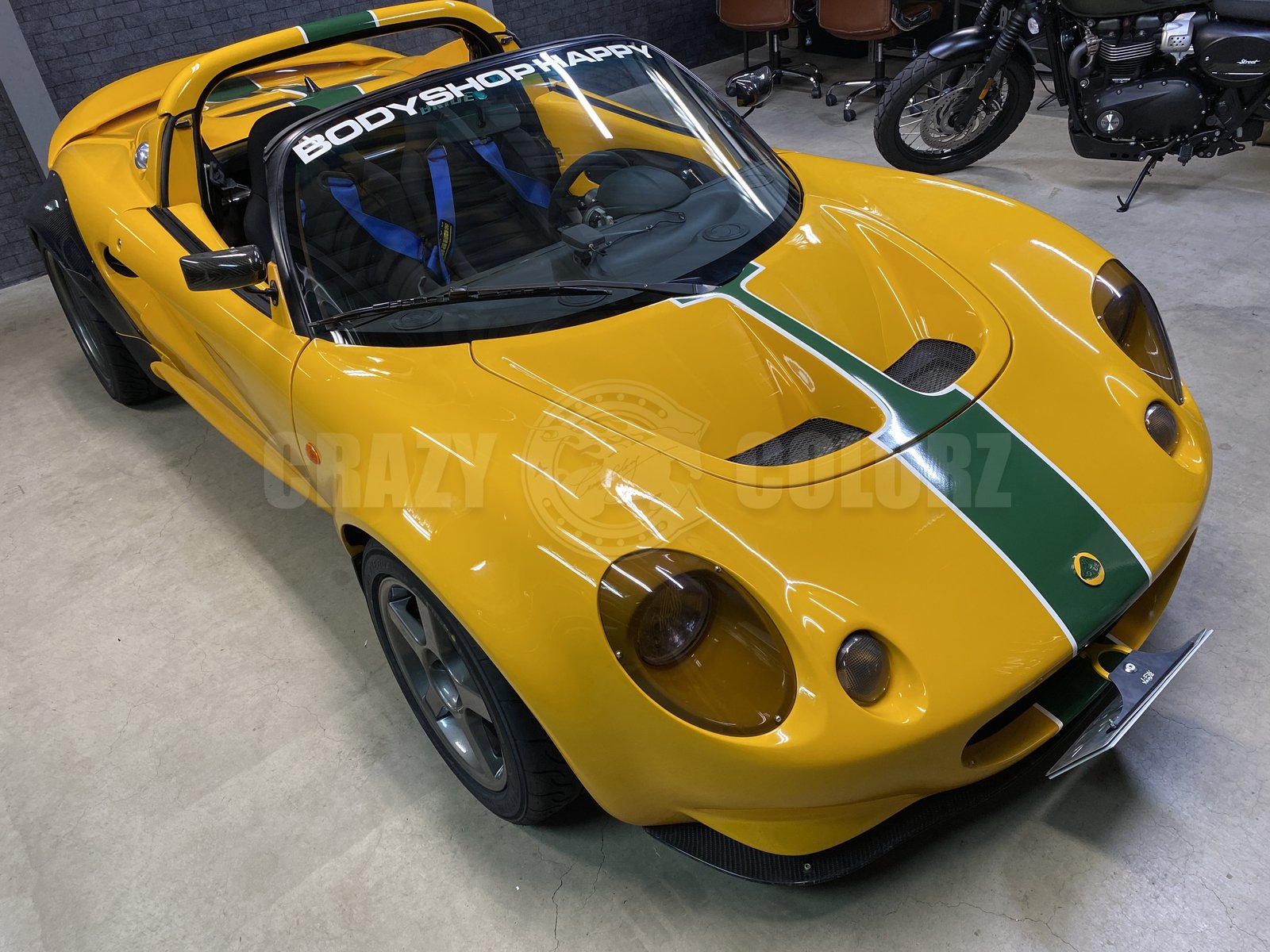 ロータス エリーゼのフロントからリアまで続くレーシングストライプ 東京