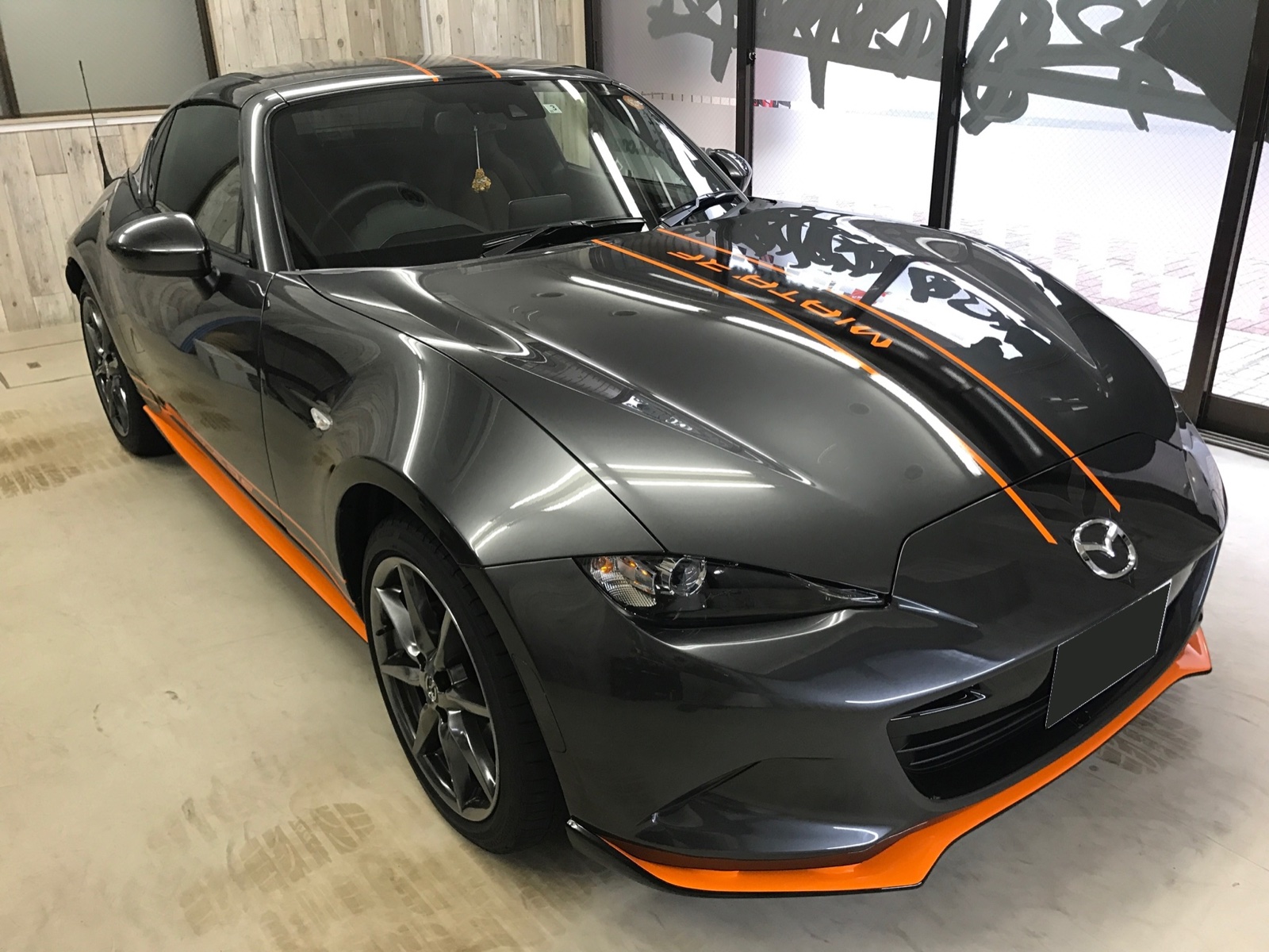 オリジナルレーシングストライプを施工したマツダ ロードスターRF