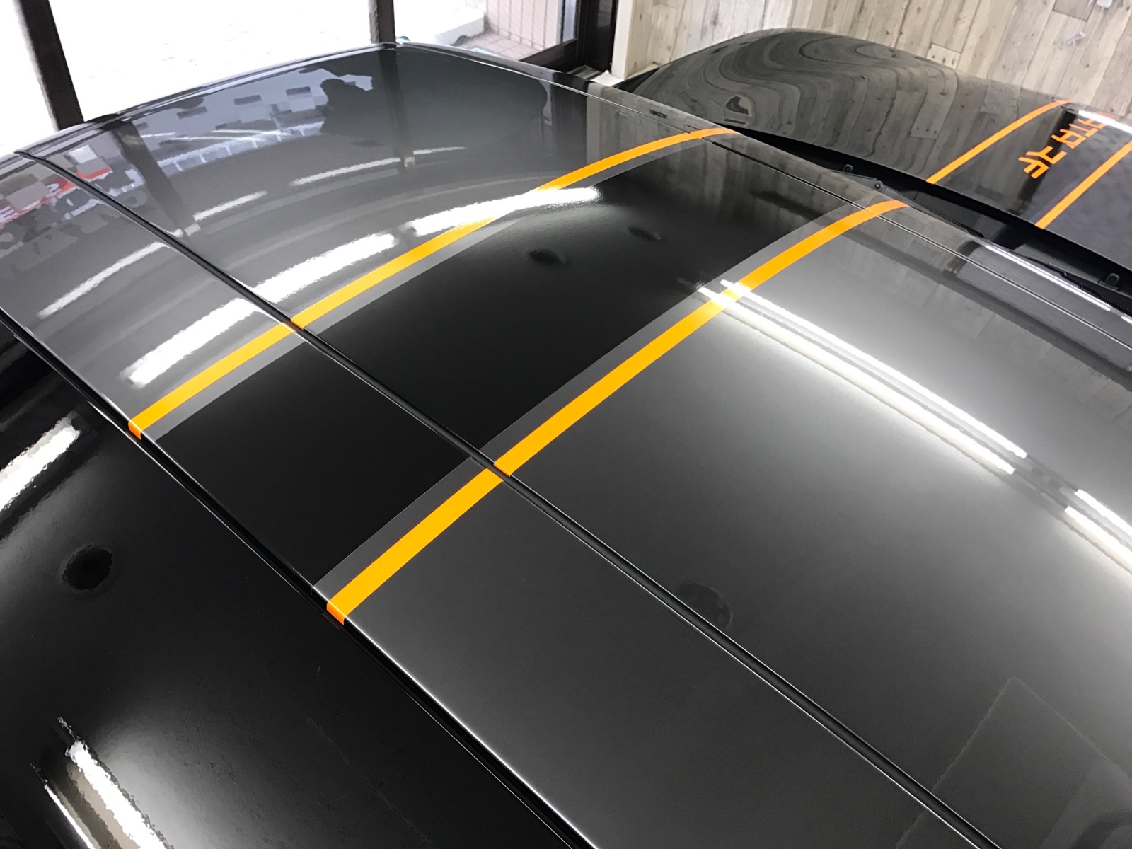 ブラックとオレンジのセンターストライプを施工したロードスターRFのルーフ