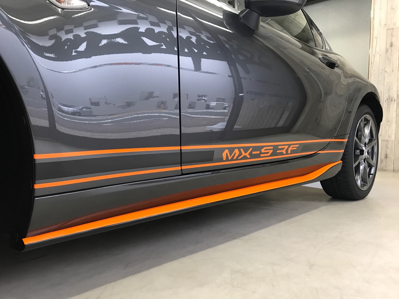 MX-5 RFレターとオレンジラインを施工したロードスターRFのサイド