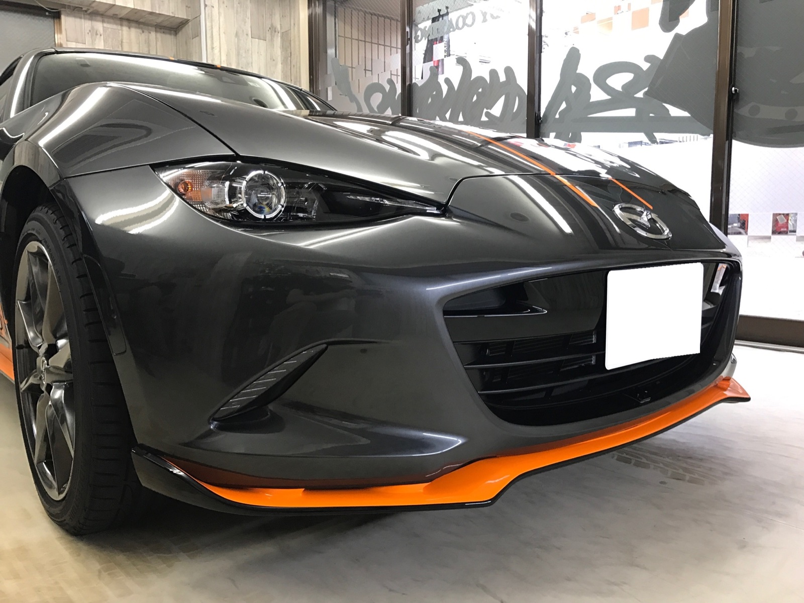 フロントリップとセンターストライプにオレンジの差し色を入れたロードスターRF